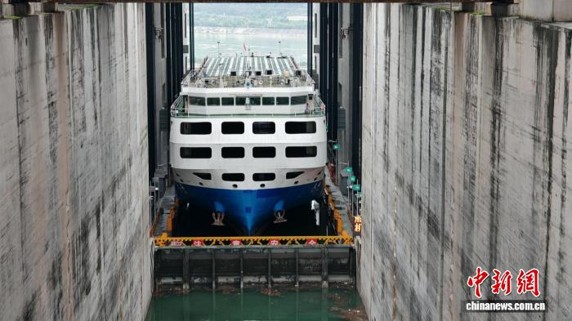 A vehicle carrier passes through the Three Gorges ship lift on Aug. 12, 2026. (Photo: China News Service/Zou Binbin)