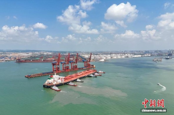 The 400,000 metric ton giant VLOC Saham docks at Zhanjiang Port in Guangdong, August 12, 2026. (Photo: China News Service/ Lei Kai)