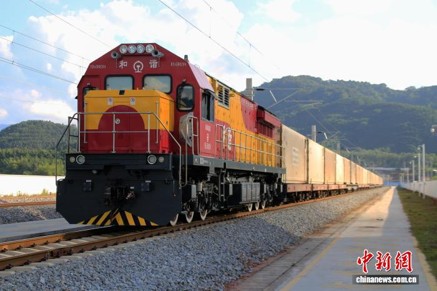 A freight train carrying Southeast Asian fruit travels along the China-Laos Railway on Aug. 12, 2026. (Photo: China News Service/Luo Yang)