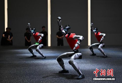 Humanoid robots perform martial arts at Unitree Robotics in Hangzhou, Zhejiang Province, during a visit by Myanmar President Min Aung Hlaing on June 19, 2026. (Photo: China News Service/Wang Gang)