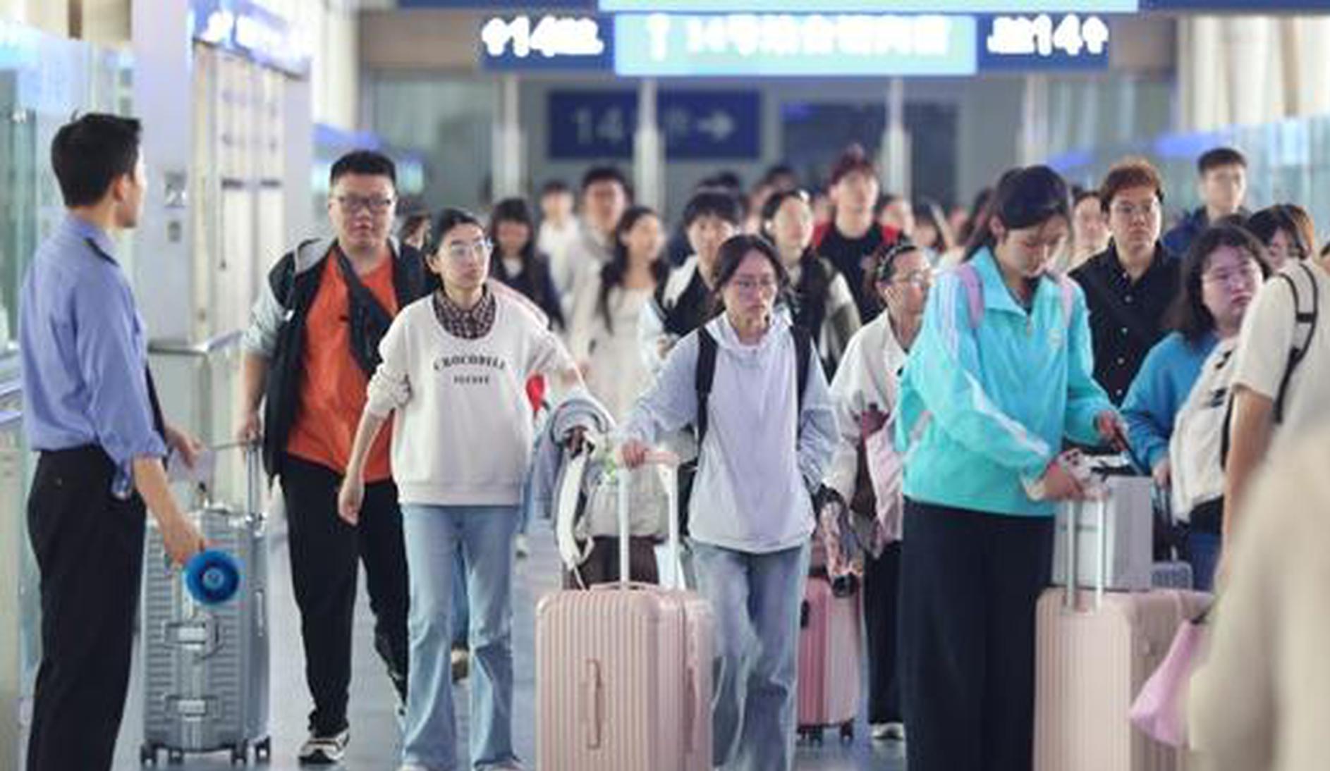 China's railways handle record 2.8 billion passenger trips in first seven months