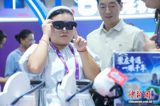 A visitor tries a pair of AR glasses during the 22nd China-ASEAN Expo held in Chongzuo, Guangxi Zhuang Autonomous Region, Sept. 17, 2025. (Photo: China News Service)