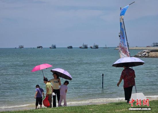 Fishing boats in Hainan set sail after the South China Sea fishing moratorium ended on Aug. 16, 2026. (Photo: China News Service/Wang Xiaobin)
