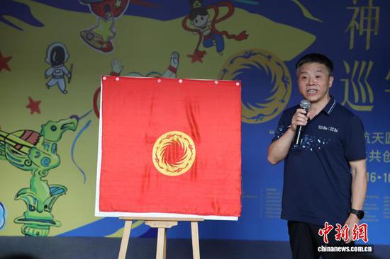 The Sun and Immortal Birds embroidery artwork flown into space aboard Shenzhou-6 is displayed in Chengdu. ( Photo: China News Service/ Zhang Lang)
