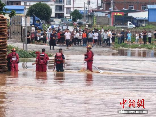 Rescuers conduct risk inspections in flood-affected areas in Hengzhou, Guangxi Zhuang Autonomous Region on July 6, 2026. (Photo: China News Service/Wang Yizhao)