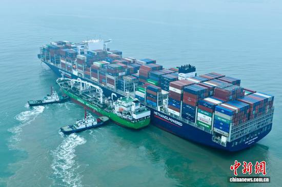 Shanghai Customs supervises the bunkering of 8,016 metric tons of domestically-produced green methanol for the CMA CGM Osium on Aug. 16, 2026. (Photo: China News Service/ Zhu Jiaqiu)