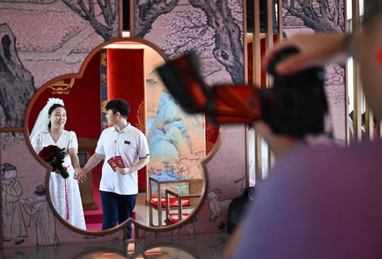 Qixi Festival draws surge of couples for marriage registration