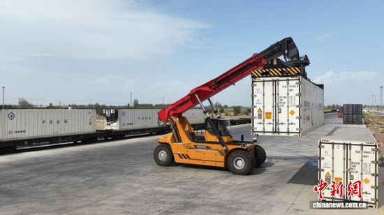 A cold-chain express train for outbound Xinjiang fruits is being loaded on August 17, 2026. (Photo: China News Service/Wu Qi)