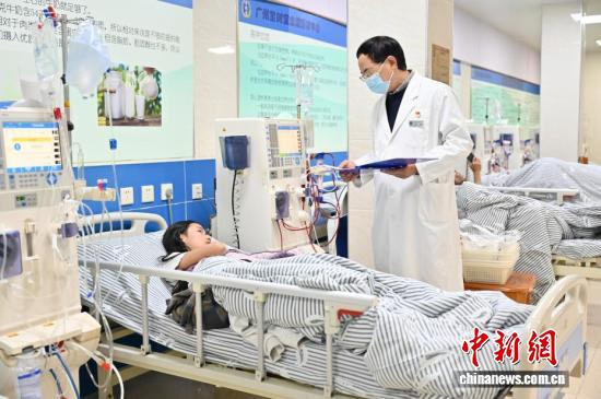 A doctor explains precautions to a dialysis patient in Guangzhou, Guangdong province on January 21, 2026. (Photo: China News Service/Chen Chuhong)