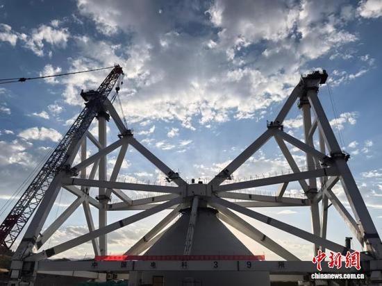The core structure of a 110-meter-aperture radio telescope in Qitai, Xinjiang Uygur Autonomous Region, is installed, August 18, 2026. (Photo: China Electronics Technology Group Corporation)