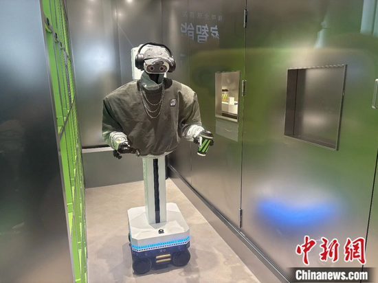 A robot takes part in coffee preparation at a smart unmanned coffee shop in Beijing’s Galaxy SOHO. (Photo: China News Service/Chen Hang)