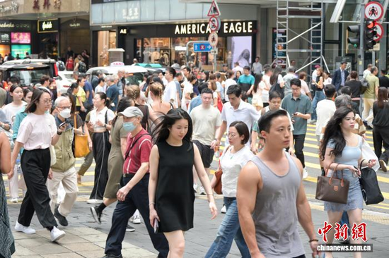 Pedestrians walk through Central in Hong Kong on Aug. 18, 2026. (Photo: China News Service/Chen Yongnuo)