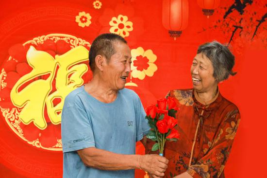 'Mobile photo studio' captures memories on Qixi Festival