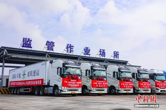 Freight trucks for two newly-opened cross-border TIR routes line up for departure at the TIR Shenyang Consolidation Center, August 19. (Photo: Publicity Department of Liaozhong District Party Committee, Shenyang)