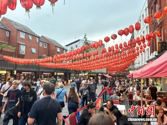 International visitors in London Chinatown during the summer vacation on Aug. 18, 2026. (Photo: China News Service/Ouyang Kaiyu)