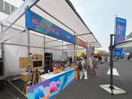 10,000-square-meter 'Robot Consumer Street' debuts in Beijing