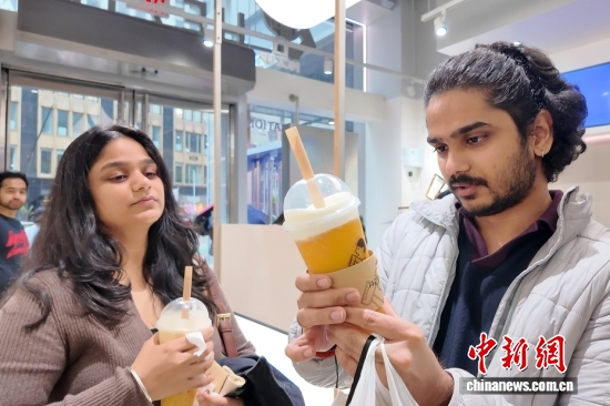 Visitors buy milk tea at Chinese brand HEYTEA’s store in New York, the United States, on May 9, 2026. (Photo: China News Service/Liao Pan)