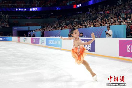 Jin Shuxian of China competes in the women’s singles event at the Xi’an leg of the 2026/27 ISU Junior Grand Prix of Figure Skating, Aug. 20, 2026. (Photo: China News Service / Dang Tianye)