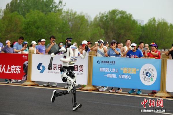Tien Kung Ultra competes in the 2026 Beijing E-Town Half Marathon and Humanoid Robot Half Marathon, April 19, 2026. (Photo: China News Service/ Wang Ziruo)