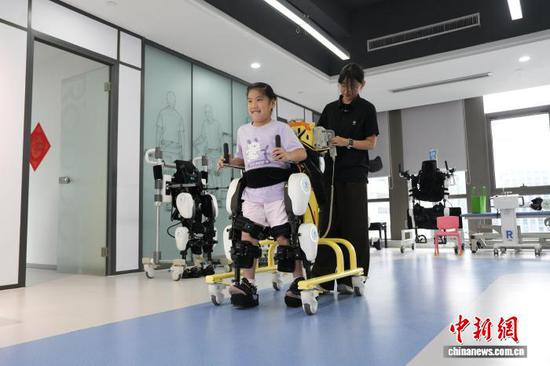 A patient conducts rehabilitation training with exoskeleton robots at a rehabilitation center in Hangzhou. (Photo: China News Service/Wu Junyi)