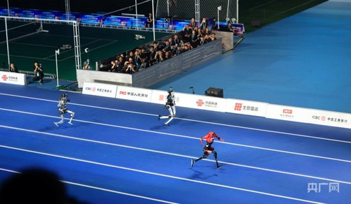 Humanoid robot 100-meter race. (Photo: CNR News)