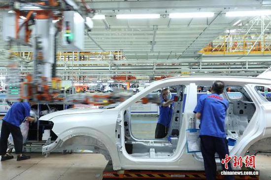 Workers assemble vehicles on the production line at Jiangling Motors' Fushan plant in Nanchang, east China's Jiangxi province, July 13, 2026. (Photo: China News Service）