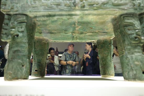 Ronald Sakolsky who supported China's desertification control efforts visits China's National Museum in Beijing
