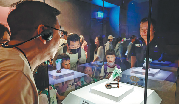 Visitors view the Jadeite Cabbage exhibit at the Taipei Palace Museum Southern Branch in Chiayi county, Taiwan, on May 3. (CHEN JIANXIN/CHINA NEWS SERVICE)