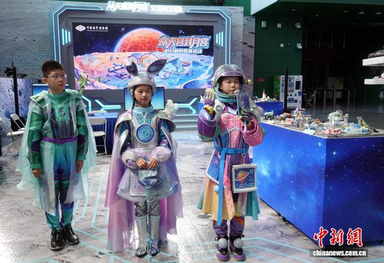 Students take part in an educational activity themed “From Tiangong to the Moon” during the 2026 National Science Popularization Month. (Photo: China News Service/Sun Zifa)