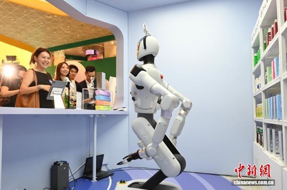 People experience shopping at a robot-run retail store in Hong Kong. (Photo: China News Service/ Li Zhihua)