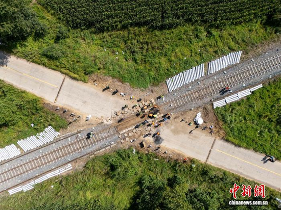 Track replacement and station track overhaul work is carried out on the Youyi-Baoqing Railway on Aug. 29, 2026. (Photo: China News Service/Shi Yifu)