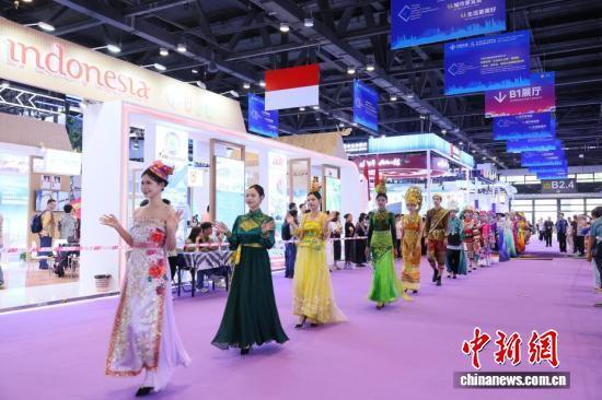 Traditional costume shows display diverse ethnic costumes of China and traditional outfits of ASEAN countries during the 22nd China-ASEAN Expo, from September 17 to 21, 2025. (Photo: China News Service/Liang Henghua)