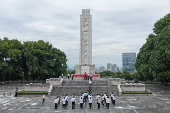 People from all walks of life pay tribute to martyrs in Yichang