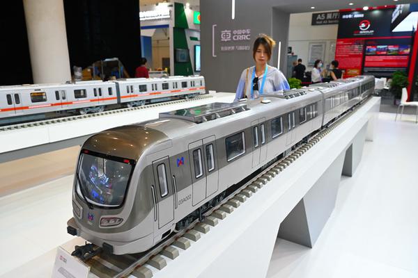 A visitor views a model of Xiamen Metro train at the exhibition of BRICS New Industrial Revolution 2024 in Xiamen, southeast China's Fujian Province, Sept. 10, 2024. （Xinhua Photo）