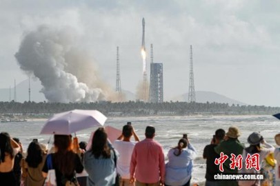 Visitors watch the lift-off of Long March‑12 carrier rocket in Wenchang, Haina, September 17, 2026. (Photo: China News Service/Luo Yunfei)