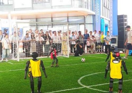 Middle school students take to the pitch for humanoid robot soccer in Nanning