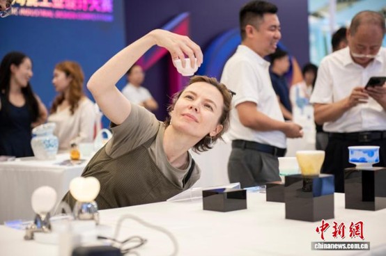 Overseas visitors appreciate ceramic exhibits, Sept. 19, 2026. (Photo: China News Service/ Lin Wanqing)