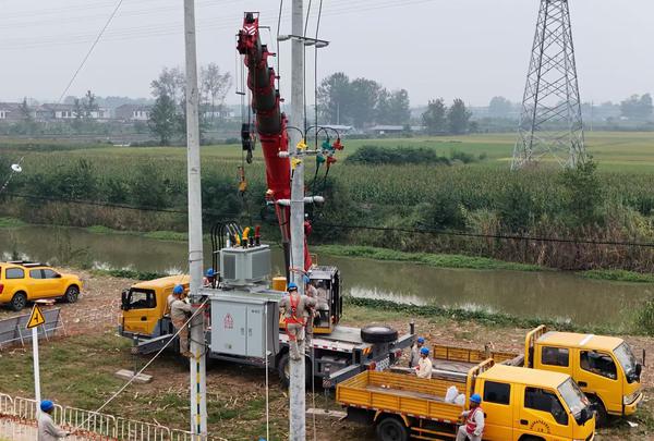 State Grid Suqian Power Supply Company conducts its‑first integral hoisting construction of factory‑prefabricated distribution transformers. (Photo by Guo Panpan)