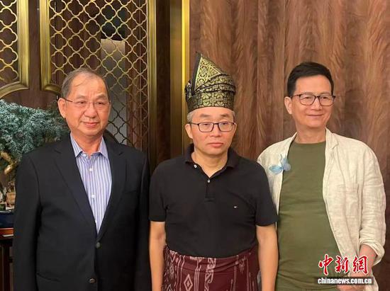 Chinese writer Dong Xi receives Malaysia's Tengkolok friendship award