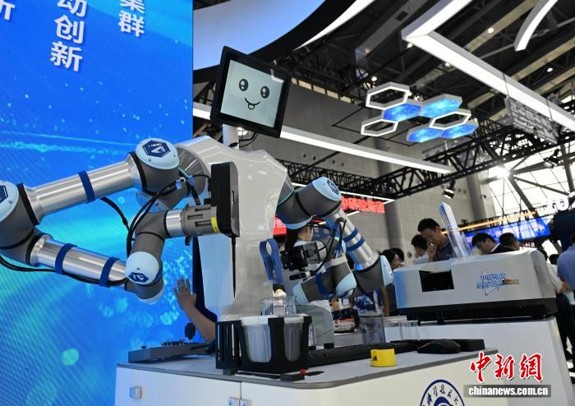A robot conducts an experiment at the 2026 World Manufacturing Convention, Sept. 20, 2026. (Photo: China News Service/ Han Suyuan)