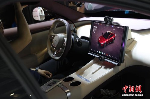 Visitors experience an intelligent cockpit at the 2026 Shanghai International Low-Carbon Smart Mobility Exhibition. (Photo: China News Service/ Tang Yanjun)