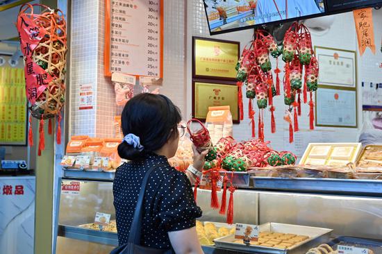 Piglet-shaped mooncakes popular ahead of Mid-Autumn Festival