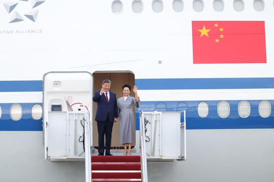 Xi lands in U.S. for state visit, greeted by Trump at airport