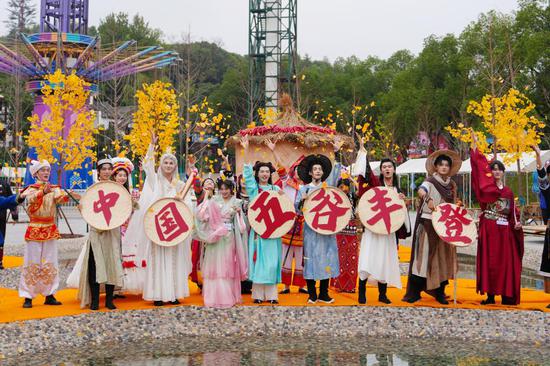 Changsha hosts corn-husking contest to celebrate Harvest Festival