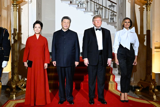Chinese President Xi Jinping and his wife Peng Liyuan, together with U.S. President Donald Trump and his wife Melania Trump, pose for a group photo as they attend a welcome banquet at the White House in Washington, D.C., the United States, Sept. 24, 2026. (Xinhua/Shen Hong)
