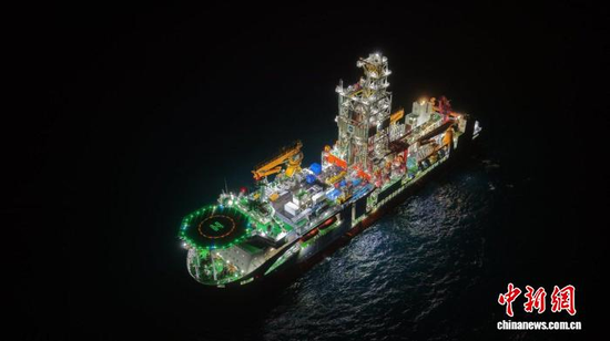 The ocean drilling vessel Mengxiang conducts operations at sea at night. (Photo: China News Service/Zhang Fatao)