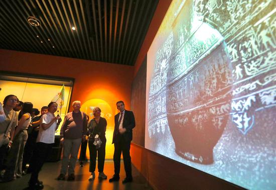Foreign diplomats visit Sichuan Museum