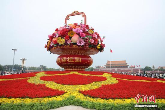 A giant flower basket is unveiled at Beijing’s Tian’anmen Square, Sept. 26, 2026. (Photo: China News Service)