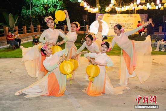 Dancers perform in a Mid-Autumn Festival-themed cultural exchange event in Selangor, Malaysia, on September 27, 2026. (Photo: Malaysia Silk Road Friends Club)