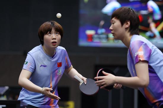 Chinese pair Wang Manyu and Kuai Man reach women's doubles semifinals at WTT China Smash